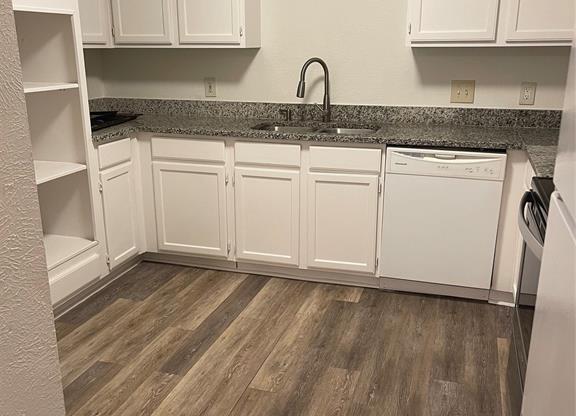 522 TOWNE HOUSE LN 