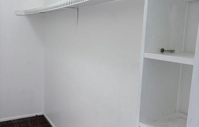 3 beds, 2 baths, $1,200, Unit # 2707