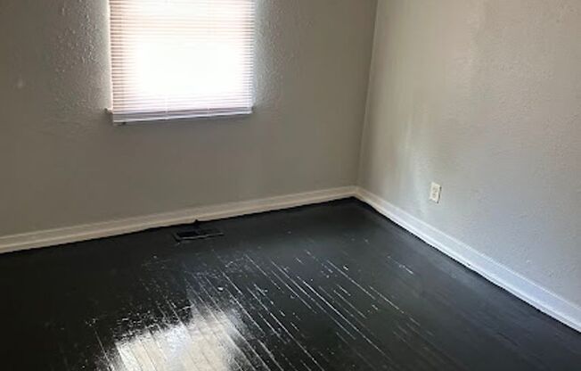 3 beds, 1 bath, $1,100