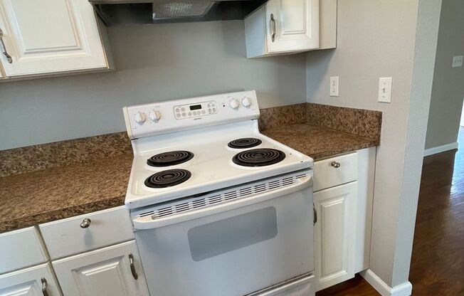 2 beds, 1 bath, 945 sqft, $1,575, Unit 052