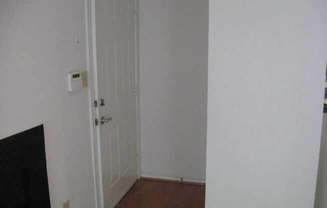 Beautifully Maintained 1 Bedroom 1 Bathroom Top-Floor Condo In Much Sought After Penderbrook Square