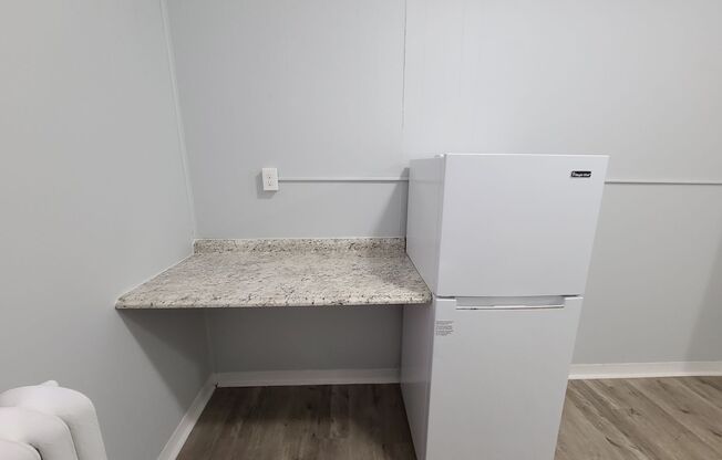 Studio, 1 bath, 300 sqft, $895, Unit 693-11 Park