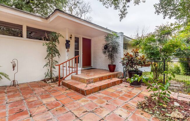 SECLUDED 3-BEDROOM IN TERRELL HILLS