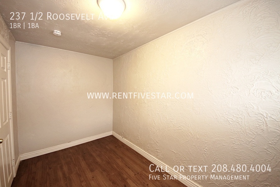 237 1/2 ROOSEVELT AVE