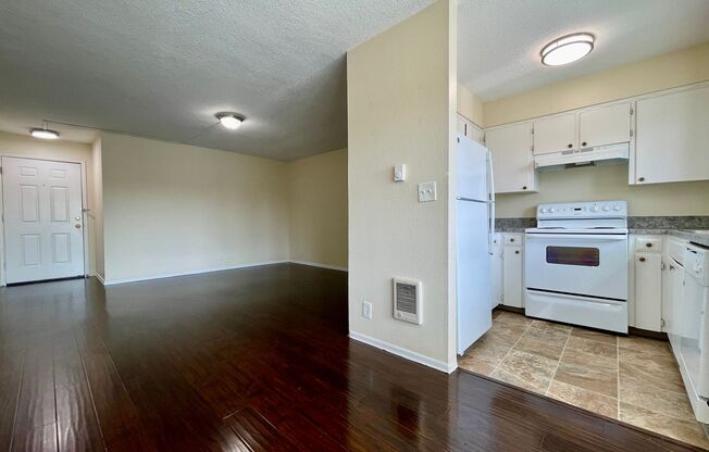 Spacious Upstairs Two Bedroom with Great Natural Light in Mt Tabor/Montavilla!- PETS WELCOME! Off St Parking & Onsite Laundry