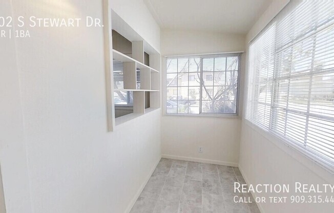 502 S STEWART DR