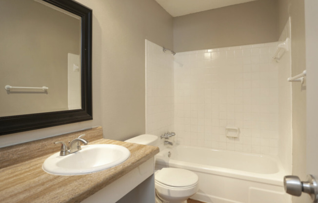 2 beds, 1.5 baths, 884 sqft, $814, Unit 240