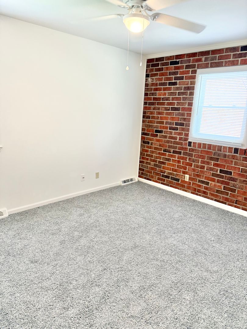 Adorable 2 Bedroom Convenient to I-29, Shopping & More!