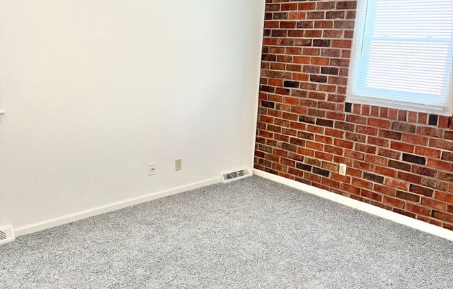 Adorable 2 Bedroom Convenient to I-29, Shopping & More!