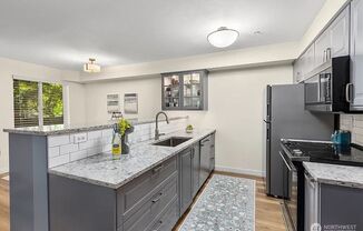 3 beds, 1 bath, $2,700, Unit UNIT 102