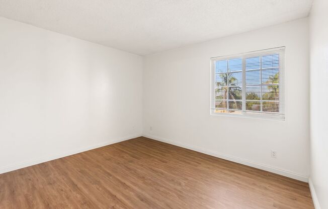 Updated 1BD/1BA Apartment in well maintained Complex in Sylmar.