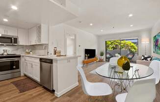Masselin Park West Apartments in Miracle Mile