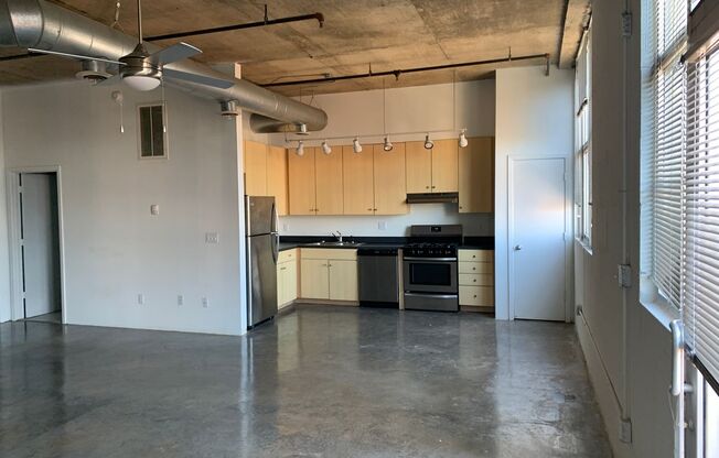 Studio, 1 bath, 950 sqft, $1,780, Unit A-413