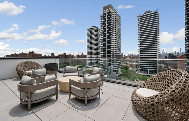 4 beds, 2 baths, $6,400, Unit 11M