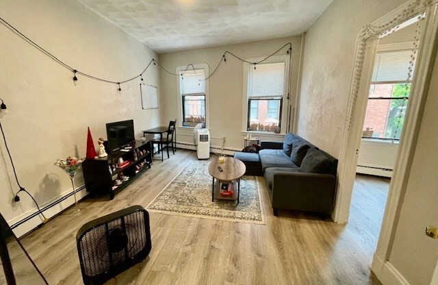 2 beds, 1 bath, 680 sqft, $2,700, Unit 2