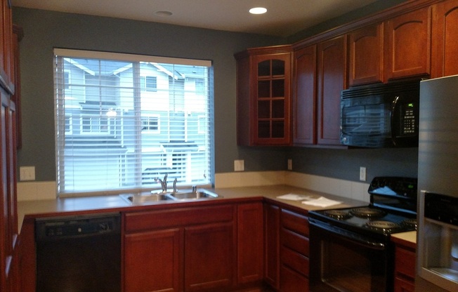 Edgewater at South Hill townhome in Puyallup ! 2 bedrooms 1 1/2 bathrooms and 3 stories.