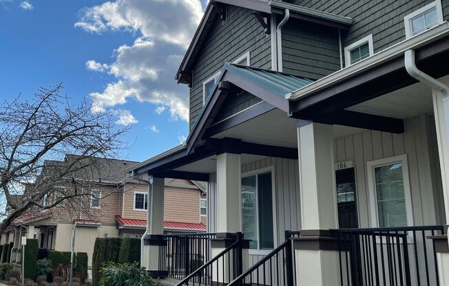 Townhome 2-Bd, 2- Baths with a full-kitchen & Electric fireplace in a Modernized-Style Home, for all Types!