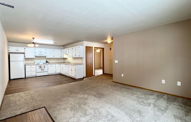 2 beds, 1 bath, 895 sqft, $995, Unit ME 2401-19