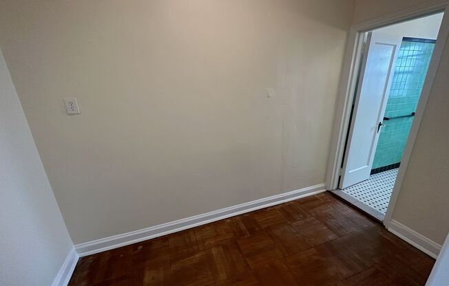 Studio, 1 bath, 413 sqft, $1,425, Unit Royal York 1015