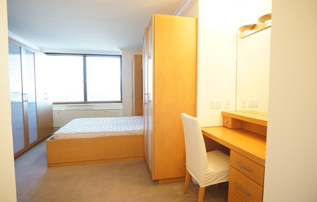 1 bed, 2 baths, 927 sqft, $5,500, Unit 18G