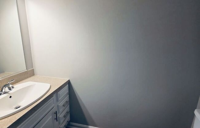 2 beds, 1.5 baths, 880 sqft, $995, Unit 411