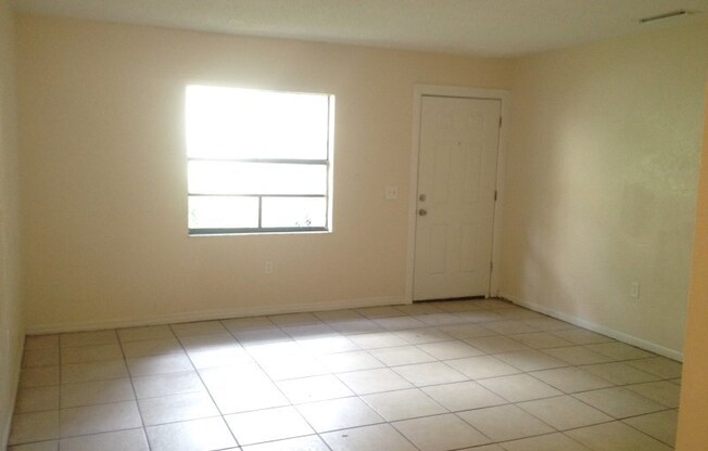 2BR/1BA Spacious Ground Floor Apartment