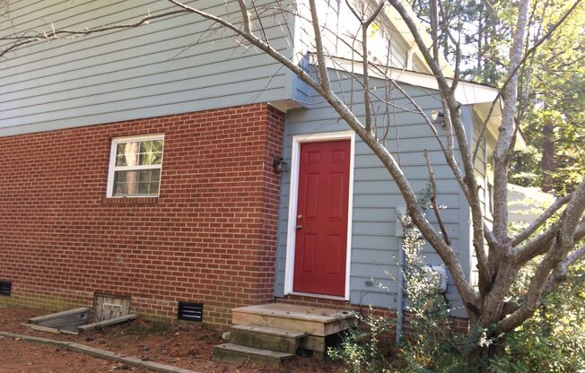 Duplex convenient to all things Chapel Hill and I-40!