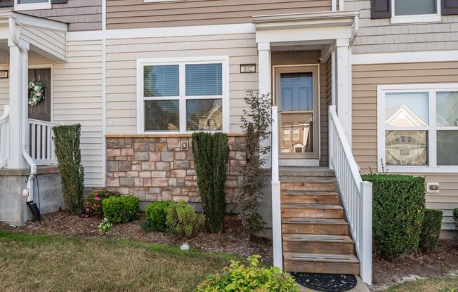 3bd/3.5ba Spacious 3 Floor Townhouse in Durham's Stratford Lakes Neighborhood!