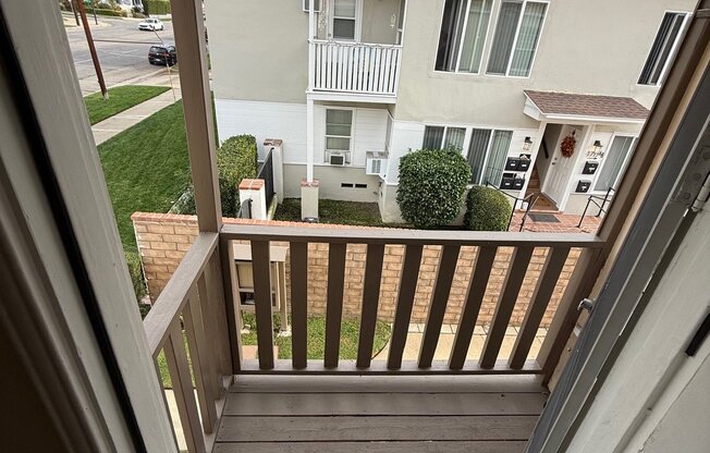 1721 N GLENOAKS BLVD