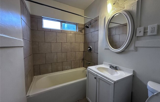 1807 W 35 ST