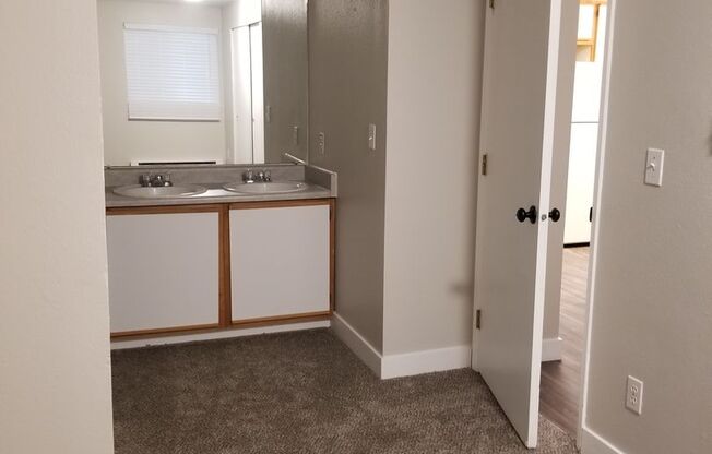 2 beds, 2 baths, 916 sqft, $1,550, Unit 243