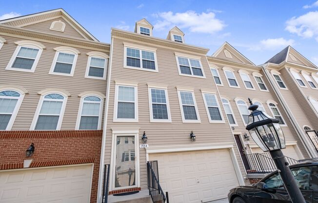 3 BR/2 Full BA & 2 Half BA in Glen Burnie!
