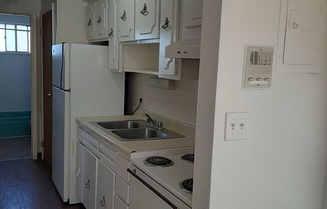 2 beds, 1 bath, $1,100, Unit 403 - 01