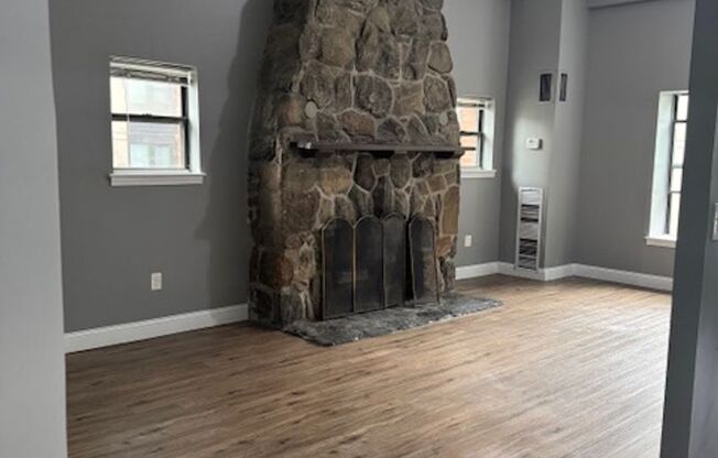 2 beds, 1 bath, 965 sqft, $1,899, Unit 109