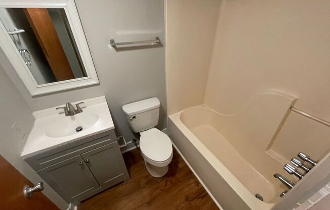 2 beds, 2 baths, $1,300, Unit Unit 202