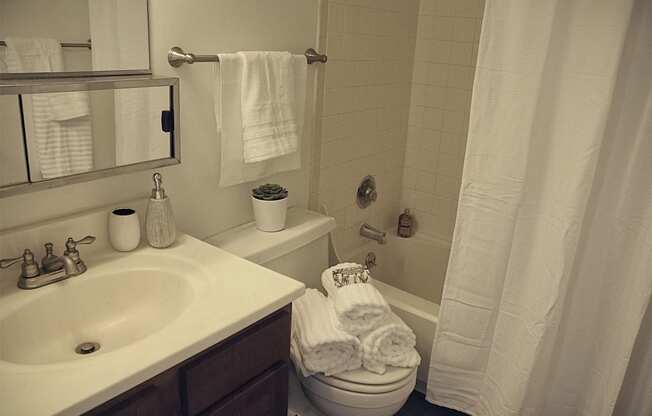Full Bathroom at Pickwick Farms Apartments, Indianapolis, Indiana