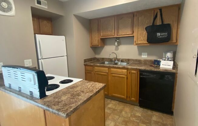 2 beds, 1 bath, 869 sqft, $1,139, Unit 12746T