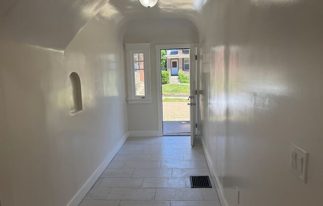Great 1st Floor Duplex in Squirrel Hill! Available NOW!