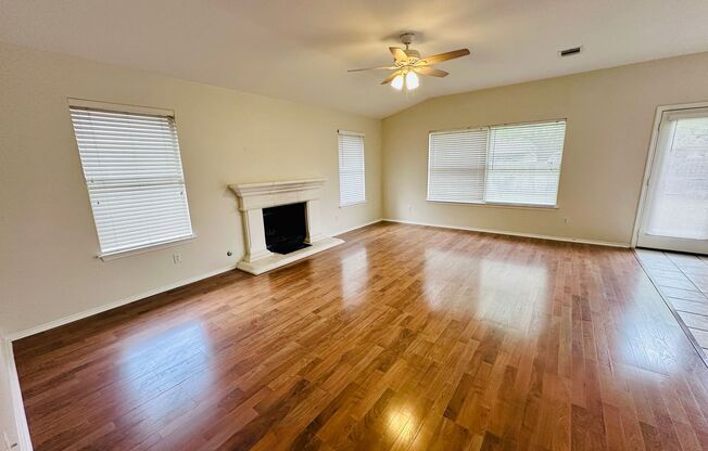 Awesome 3 Bed 2 Bath! Large Texas size home