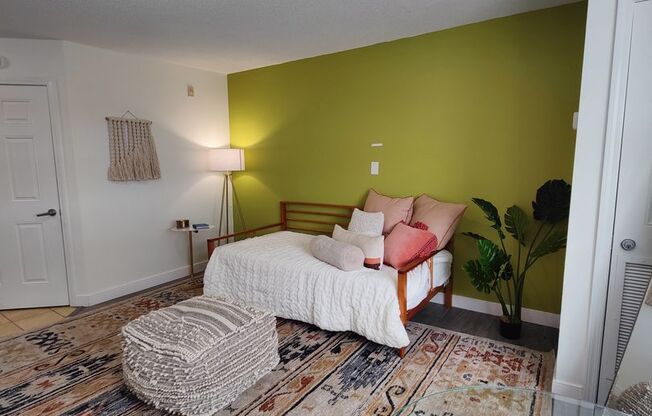 Studio, 1 bath, 329 sqft, $1,400, Unit 211