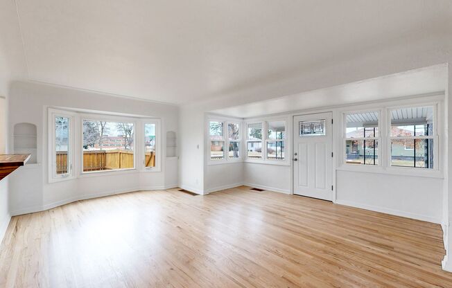 Lovely 3 bed/2 bath home w/2 car garage