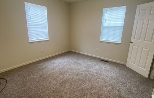 2 beds, 1 bath, $695, Unit A