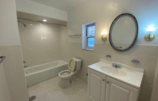 1 bed, 1 bath, 572 sqft, $1,510, Unit Old King Edward 86