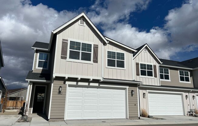 Modern 4/2.5 Townhome in Minden