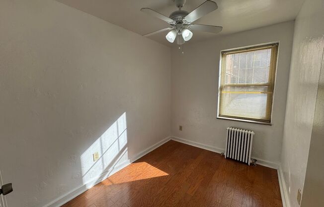 3 beds, 1 bath, $2,175, Unit 116B