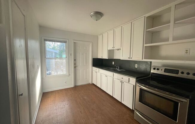 1/2 off first months rent-Cute 2/1 duplex-Freshly painted, wood floors, WD connections