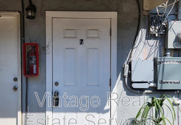 4611 N HUBERT AVE