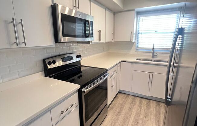 2/2 In Charming Laurel Park. Move in with a $500 Security Deposit!