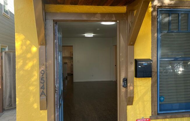 Beautiful serene garden apartment in Craftsman home w/front garden and in unit washer/dryer and pet friendly!