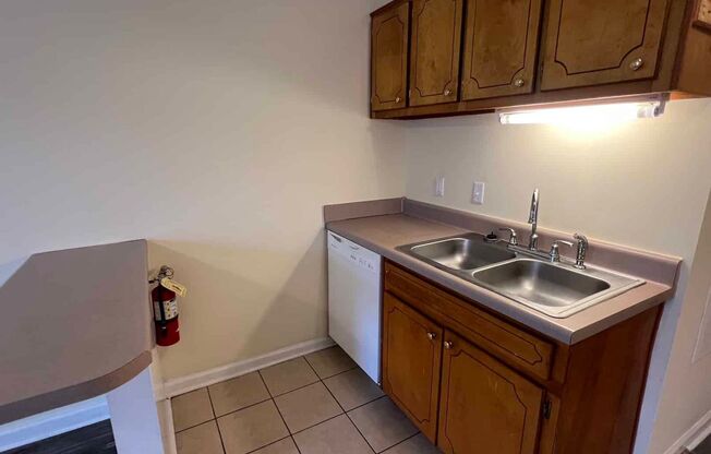 1 bed, 1 bath, $875, Unit B-13